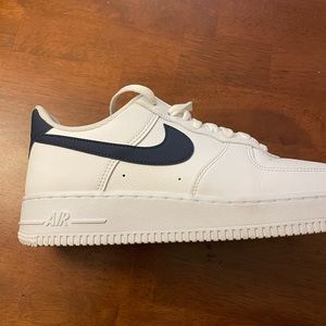 MENS AIR FORCE 1 NAVY SIZE 8.5 US